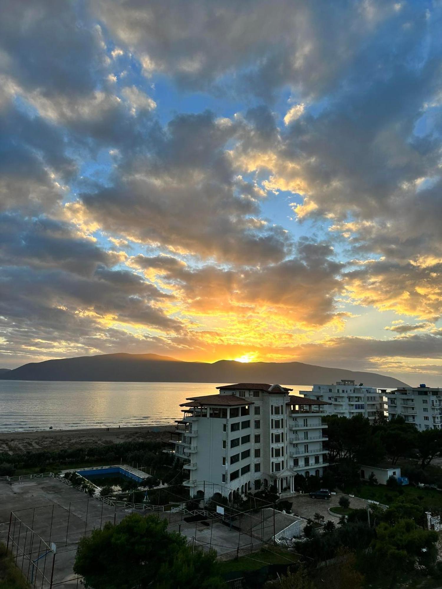 Sea View Apartment Luxury Vlorë Exteriör bild