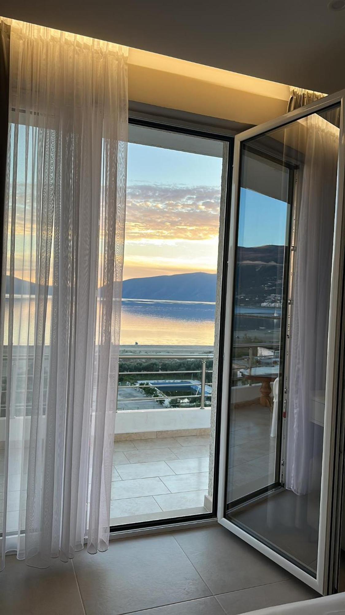 Sea View Apartment Luxury Vlorë Exteriör bild